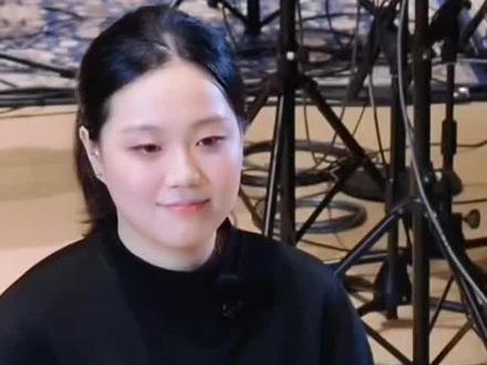 轻拢慢捻，指尖拂过琵琶弦。悠扬乐声漫开，穿越千年的古韵，于一弹一拨间，诉说藏在时光里的故事，静听弦语