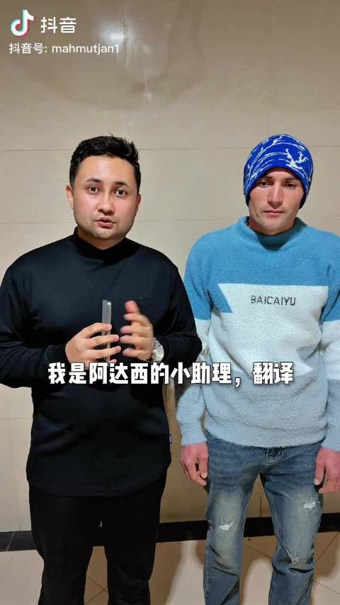 这位新疆的阿达西火出圈了，因为他在西安做的馕不但便宜，而且好吃，一个4元，三个10元。场面异常火爆，