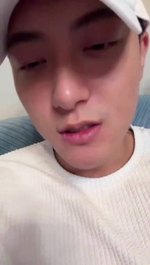 徐艺洋的一滴泪水值200w黄子韬直播说给徐艺洋买了一个便宜小包，看到她落泪的那一刻他觉得一切