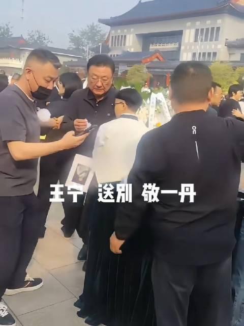 9月17日，北京八宝山东礼堂，央视主持人敬一丹遗体告别仪式举行。现场肃穆简朴，挽联写着：一生悲悯放大