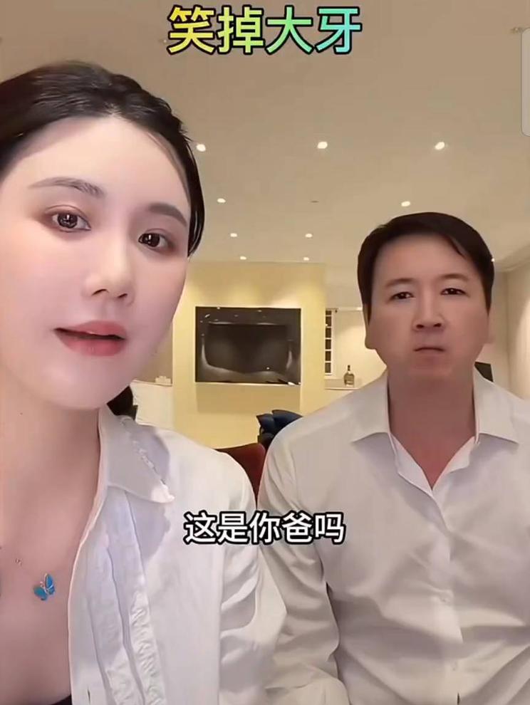 楚玲和赖文峰直播时，被不知情的粉丝说成是峰哥的女儿！