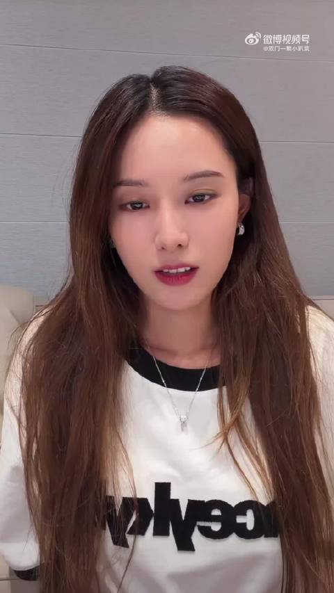 #黄子韬徐艺洋孩子身高 拉腿#黄子韬徐艺洋官宣当爸妈后，网友发现合照里孩子身高到两人腰部像有三四岁，