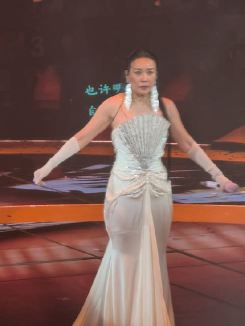 #那英边唱边哭# 那英唱回声哽咽了，说这是幸福的眼泪
