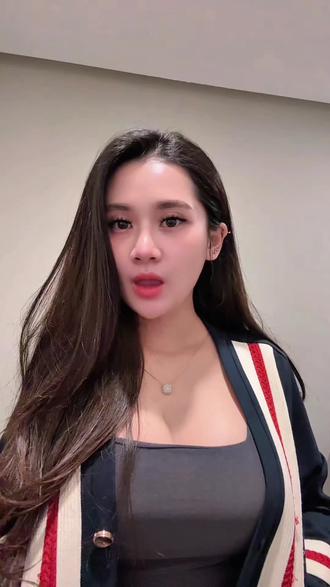 撩发秀身材