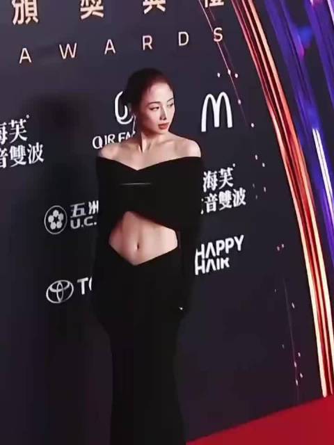 吴映洁褪去婴儿肥更女人知性了，还有马甲线，恢复得好好呀
