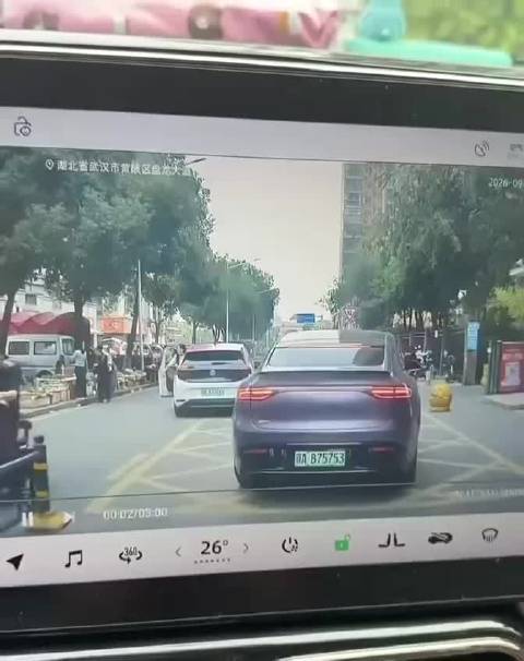 昨天，黄陂区盘龙大道，两名女子开车直接把车停在网格禁停区域，车辆一左一右并排挡住车道，完全不顾后方排