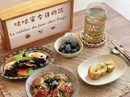 今日饭｜鳗鱼汤泡饭·一人食治愈小饭桌🍚 今日食单📝 ▪️鳗鱼汤泡饭 ▪️青海苔碎蟹柳蛋卷 ▪️荷塘小
