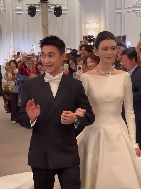 何猷君奚梦瑶婚礼答谢宴 奚梦瑶答谢宴穿同一件婚纱 三个月前法国古堡婚礼的同一件Dior高定婚纱今天再