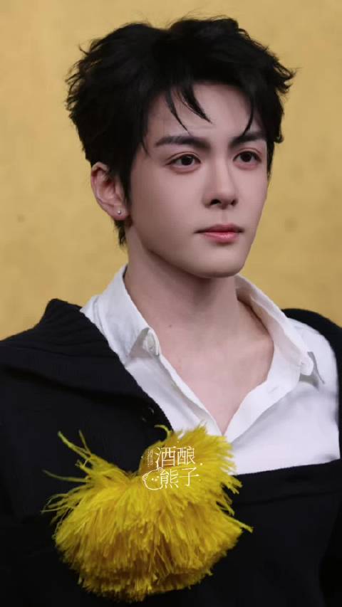 #曾舜晞这个扯开的领口#曾舜晞这个扯开的领口太勾引了