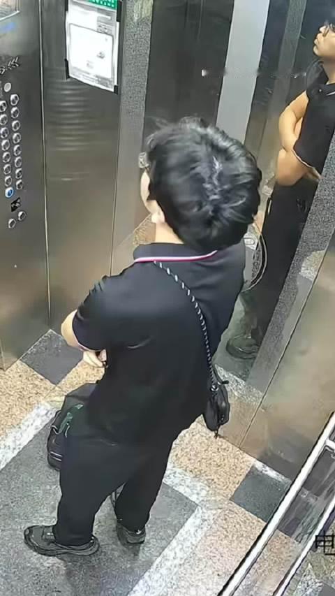 电梯故障，男子淡定  ​​​