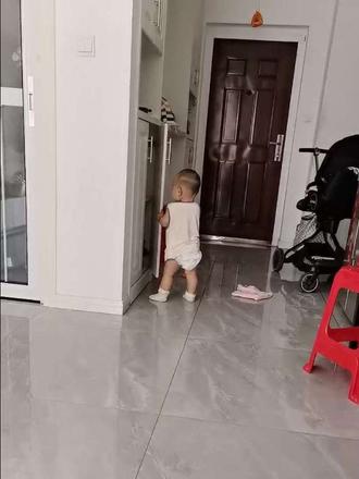 上一秒活蹦乱跳，下一秒被柜子门上一课😭 这下长记性咯😂😂