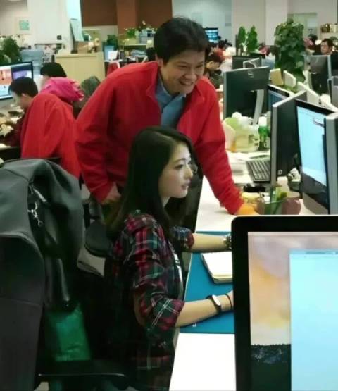 2014年，小米创业初期，雷军俯身查看员工工作时的一幕，网传坐着的这名女工程师叫张功，是小米早期前端