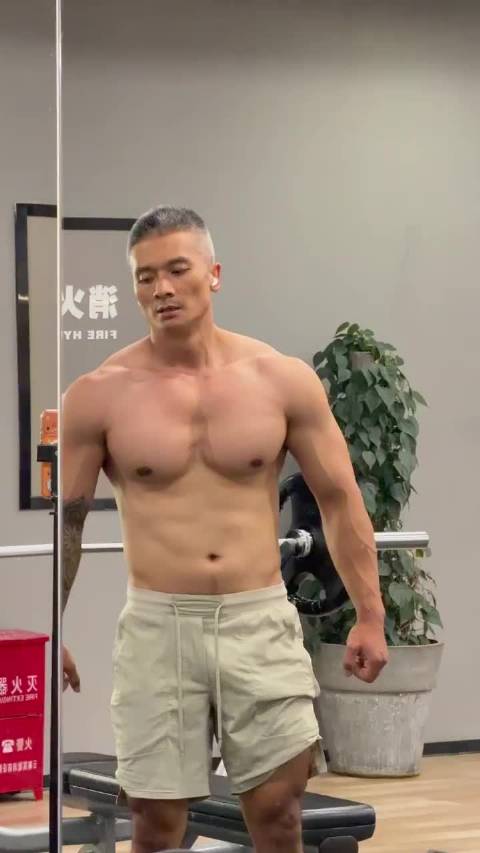 #肌肉男 ﻿# 推胸 停不下来