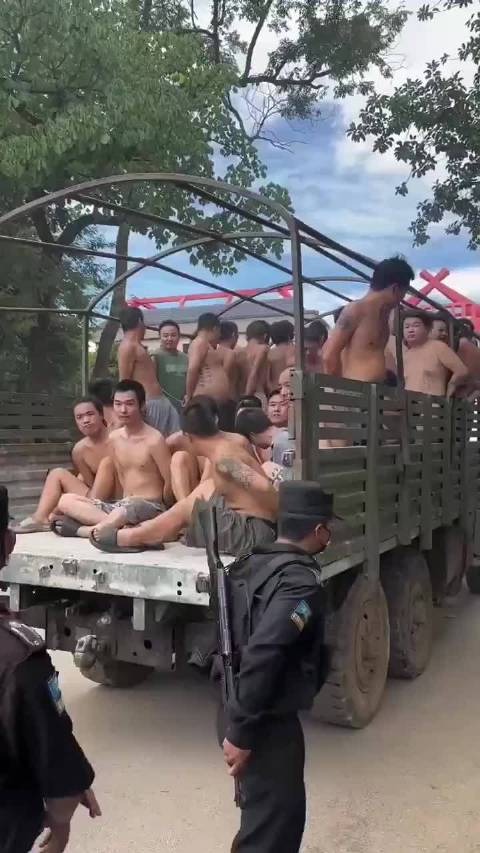 近日，缅甸佤邦南邓特区马卡口岸现场，当地部门将抓获的电诈人员移交中方。反诈宣传天天都在强调，可依旧还