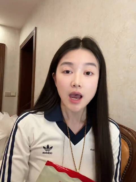 星巴克不能坐就不坐嘛，我站起来就走了，人情都是礼尚往来的。#热点聚焦#