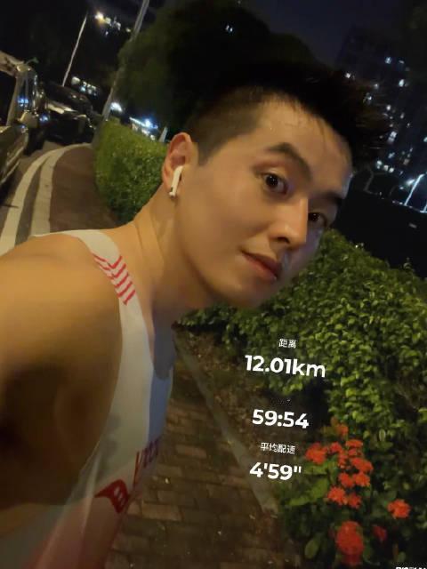 #跑步打卡[超话]#  12k | 身体和内心都有力量，干啥都得劲12公里，平均配速459，很多事不