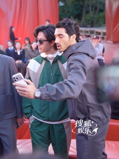 Taylor就这样在和品牌CEO&@王一博·YIBO 拍完大合照后丝滑地掏出自己手机再来几张自拍，氛