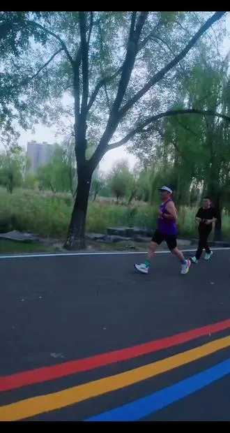 现在的努力是为了换取走更远的路，看到别人看不到的风景。现在的卖命是为了让年老的时候，可以不用疲于奔命