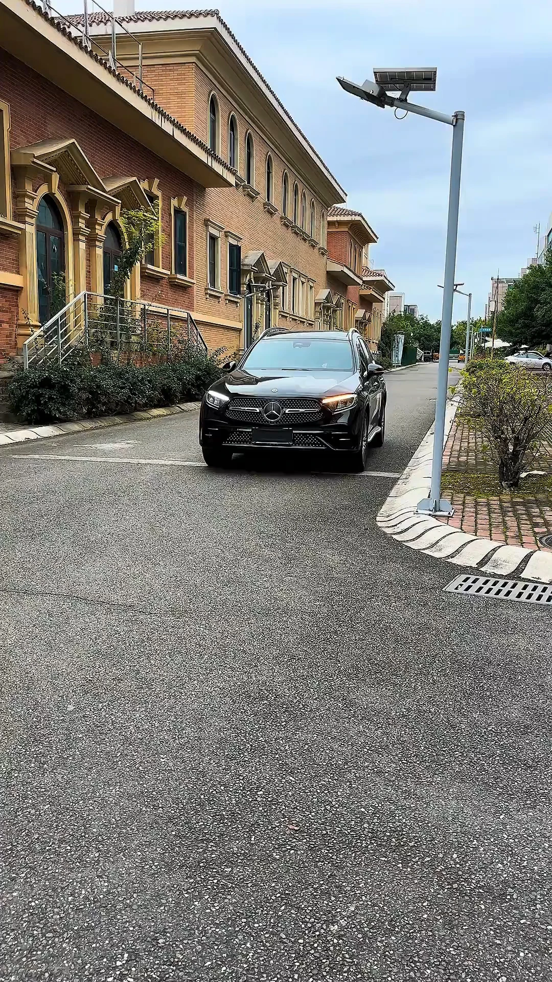 人生第一辆车，奔驰glc300动感，全款落地46万！亲戚说空间小，邻居说油耗高，朋友说不保值，只有家