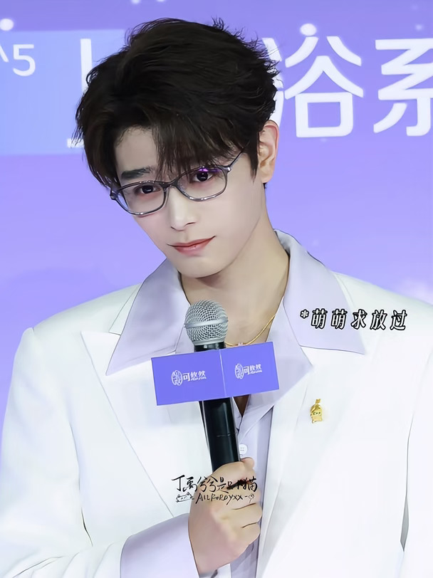 来一起调戏这个睡觉要晃晃的白马王子吧