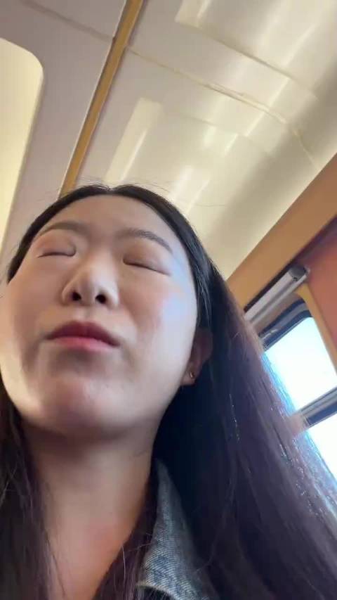女子吐槽：购买了绿皮车车票，上车后，看到有人在车厢连接处抽烟。因自己性格内向，一开始不好意思上前制止