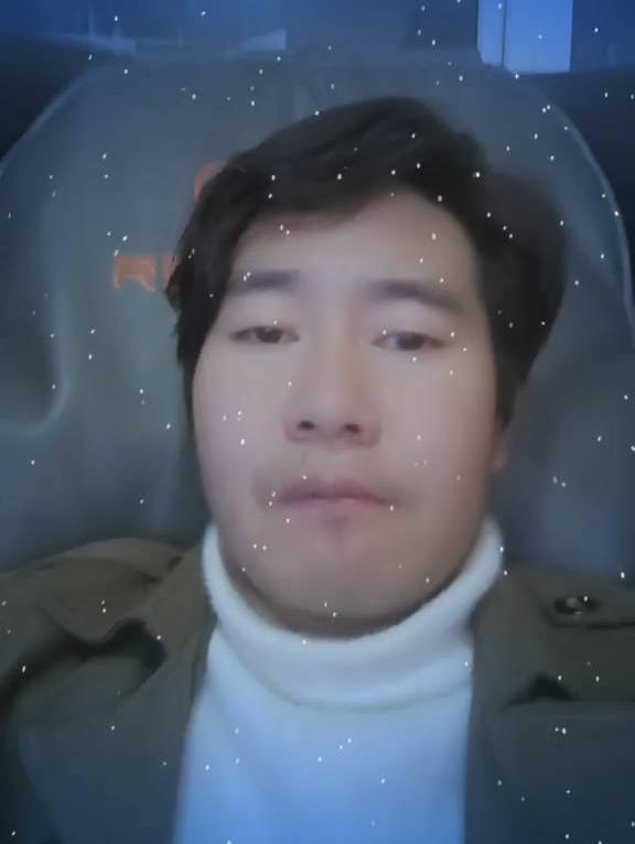 🌨️ 温暖毛衣搭配风衣，轻松应对寒冷天气！