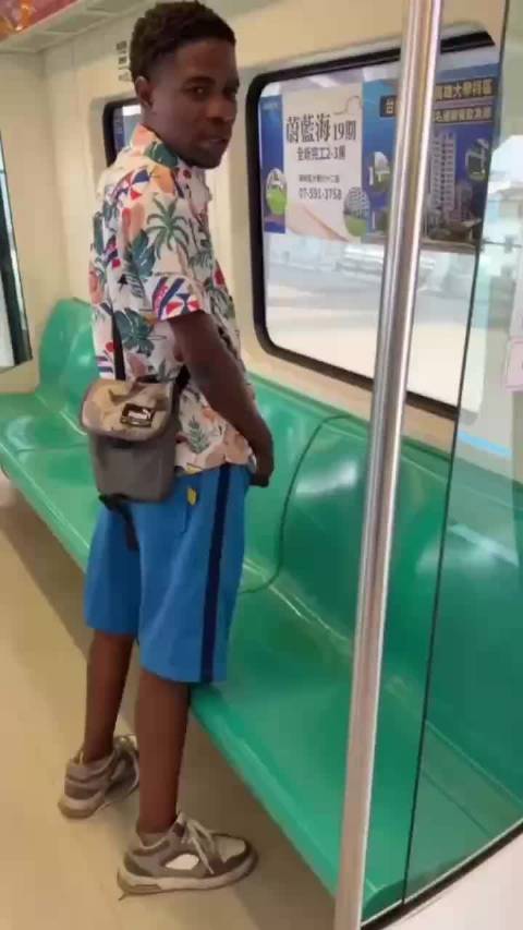 台湾省高雄市捷运列车上，一名黑人乘客对着空无一人的座位排尿挑衅。伪政权民进党治下的绿卫兵竟无一人出征
