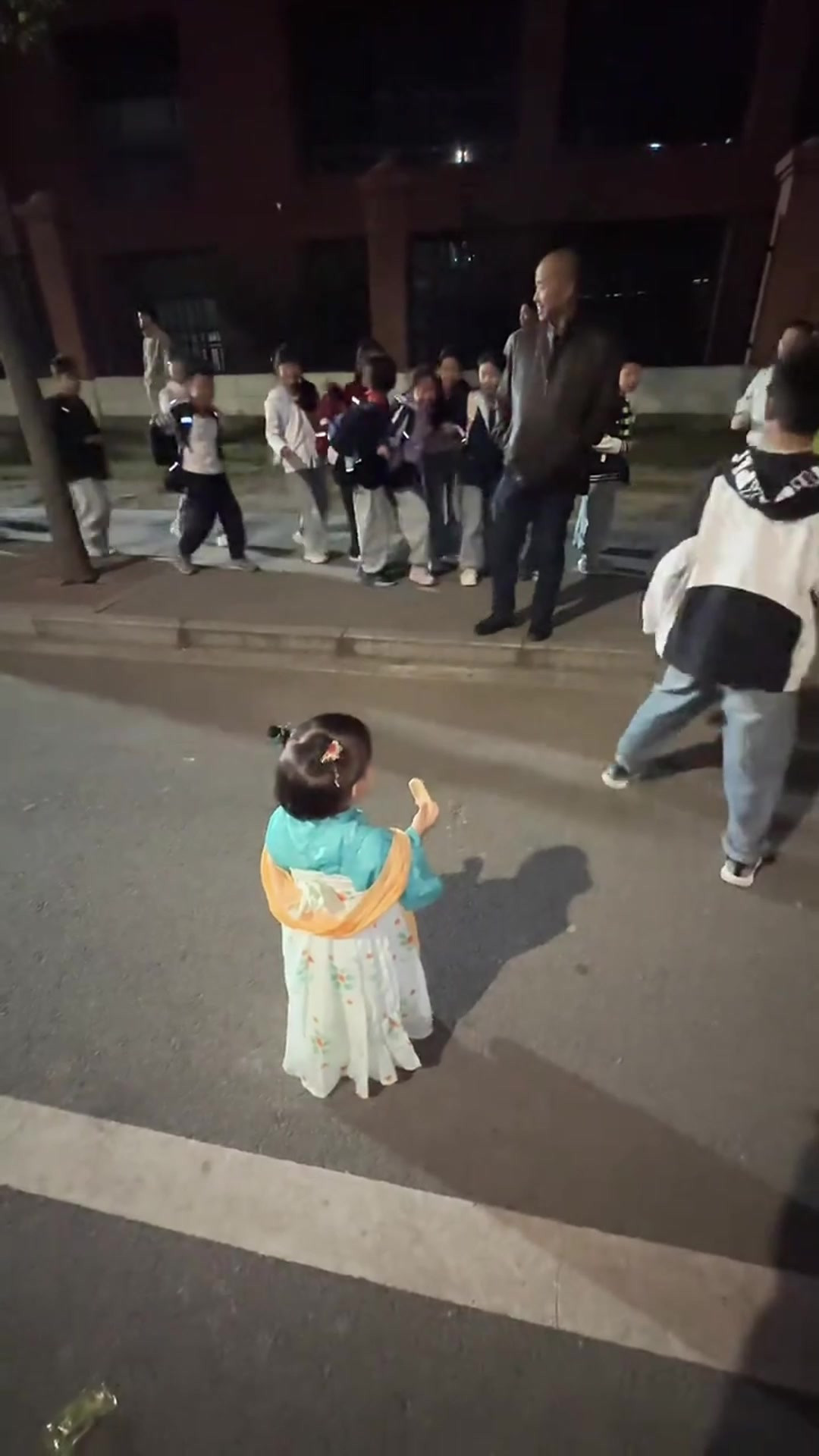 妹妹接哥哥放学，哥哥“平静走开”，因为他知道自己根本挤不进去