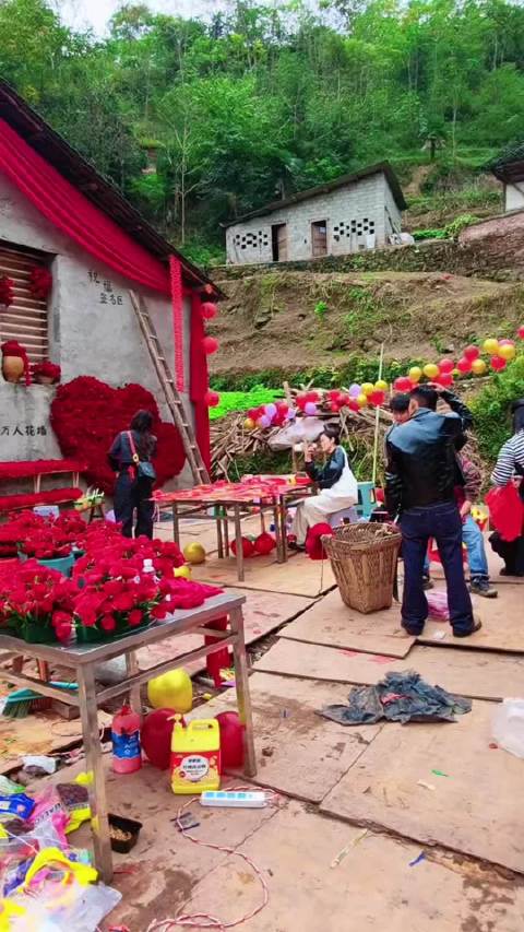 看到#小小徐结婚邀网友撑场面#，我第一反应是乐了，紧接着心里涌起一阵特别实在的暖意