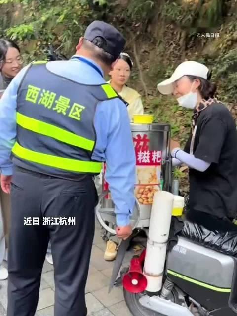 #城管摇了摊主好了顾客笑了##城管帮摊主摇糍粑# 这果然很杭州，前两年的新闻西湖边城管知道摊贩家里有