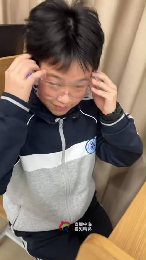 #热爱抵万难宁波宁海13岁少年手搓眼镜相机#  课本上的电路图，被宁海海亮初中部初二学生鲍逸洋变成了