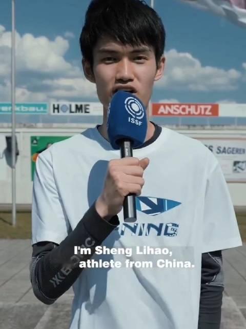 #羽毛球再等盛李豪一世吧# /#接干饭哥盛李豪超强事业运# 正是因为盛李豪太稳了，这段关于羽毛球的对