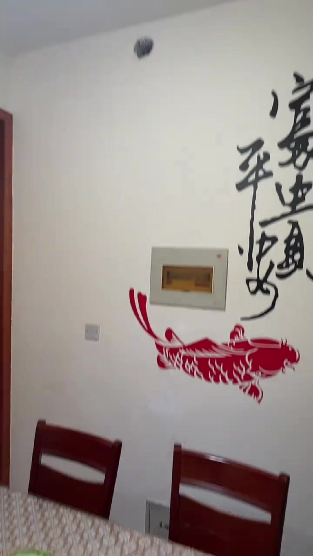 技多不压身！素描少女把墙洞变成猫咪画，直接帮家里省一笔修理费