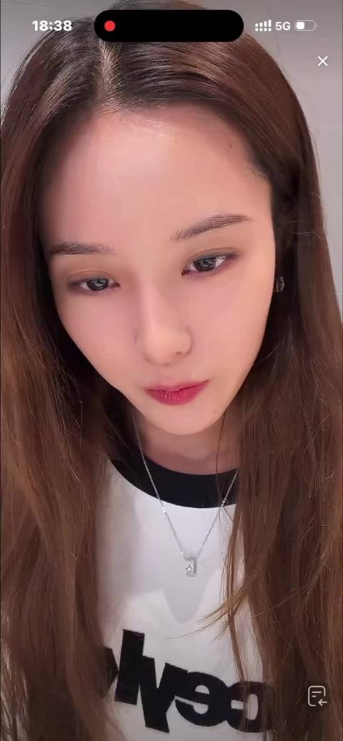 #黄子韬徐艺洋拍了生孩子转场视频# 好家伙突然公布，这是捂了两年终于藏不住了。孩子都会走路了才发合照