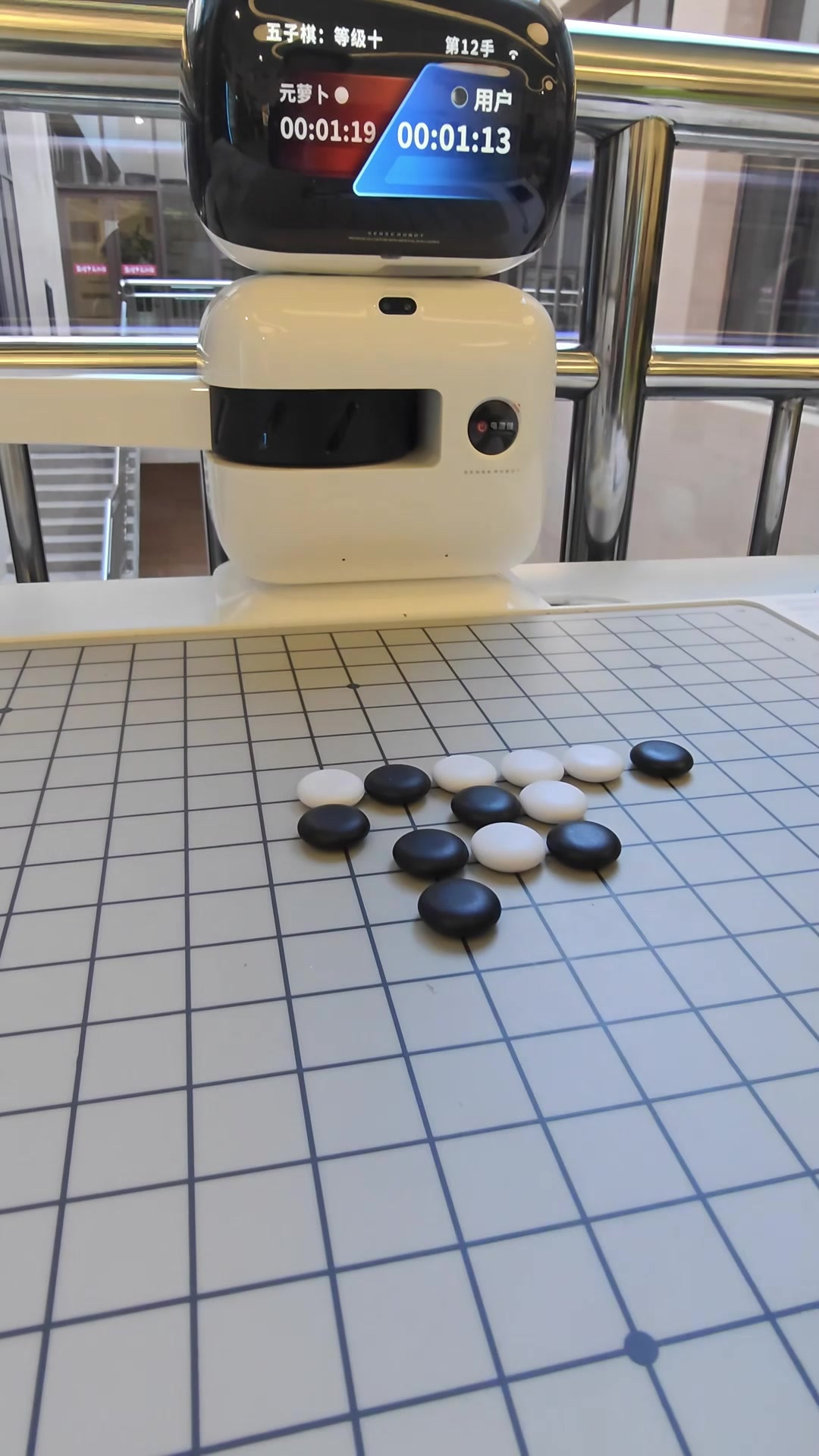 和机器人下五子棋，你要这么下那人类确实下不过ai