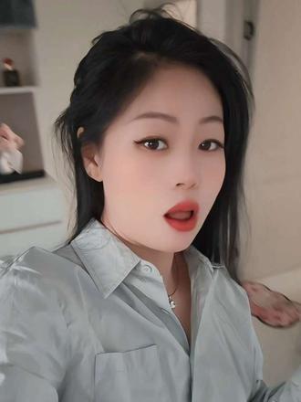 第一次动手贴假睫毛！成就感拉满🥳 好几个小时，居然没掉也没塌，哈哈 新手首战成功，浅浅嘚瑟一下，姐妹