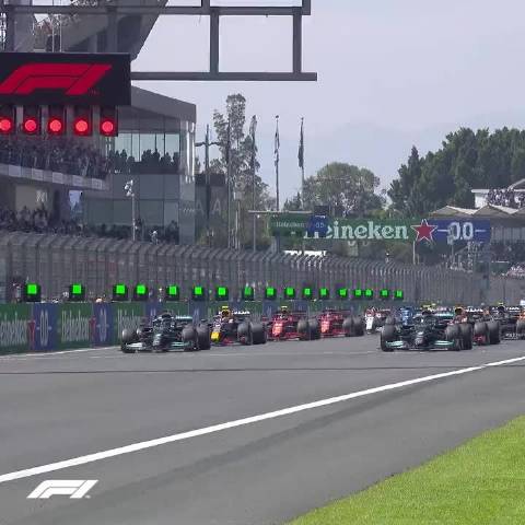 回顾2021赛季的墨西哥大奖赛维斯塔潘的起步，P3起步的他利用尾流紧紧跟住梅赛德斯