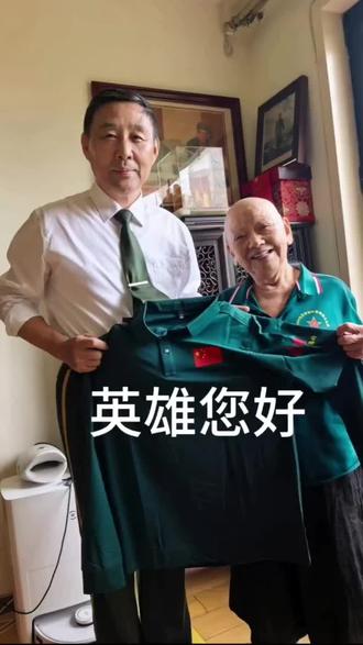 八一建军节，老兵代表“英雄，您好”团队，登门拜访103岁的老英雄侯亚力。        侯亚力14岁