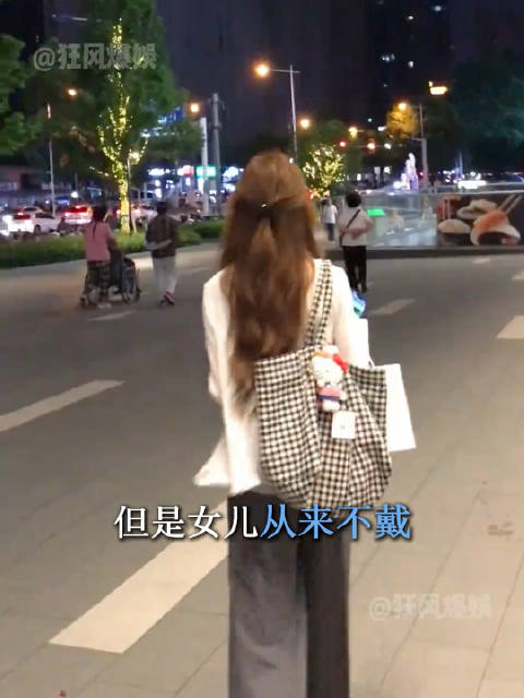 #张家齐6岁时爸妈就先后辞职了# 6岁就先后辞职？？那岂不是孩子前脚进队，他们后脚就开始躺平，等着拿