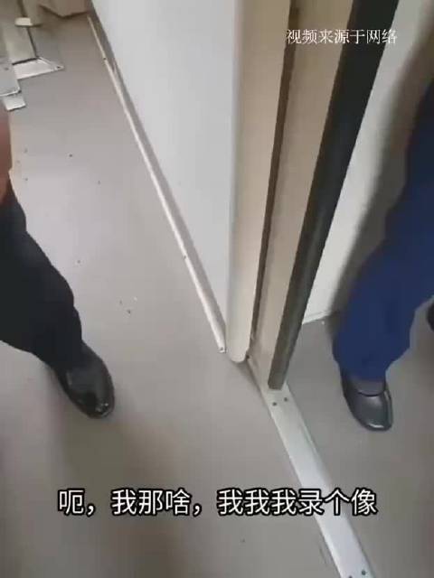 男子站票想到软卧坐一会，被列车员拒绝。发视频让网友评评理