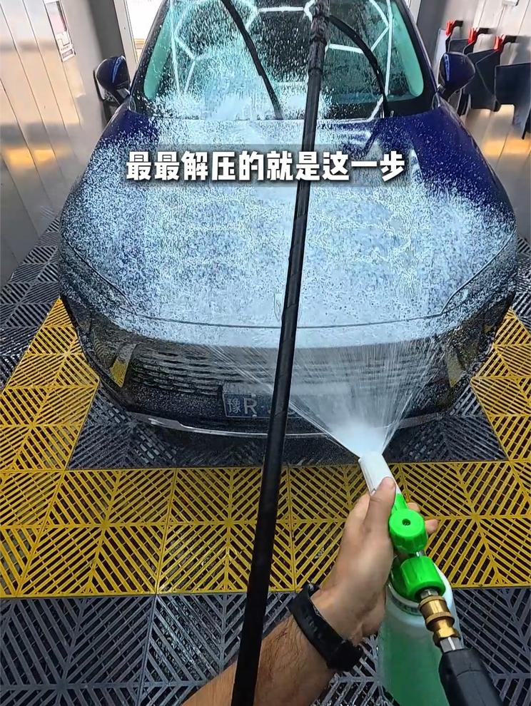 下高速第一件事，沉浸式洗车，属于男人的解压时刻，短暂放空