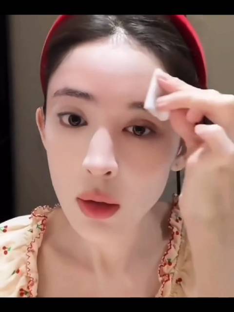 古力娜扎，引发热议。10月31日，34岁的古力娜扎，冲上热搜，这一次，不是官宣恋情，也不是新剧，而是