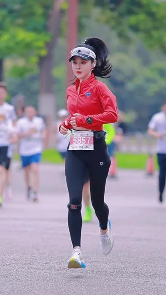 给西安马拉松摄影师加鸡腿