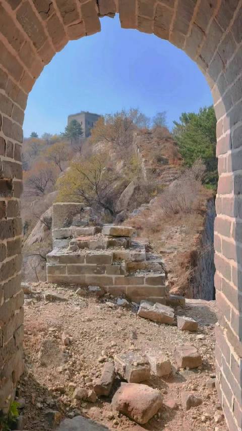 浮图峪长城南段东洋兰2号敌台，4×4眼空心敌台，回字形筒拱回廊布局，东南角圮塌，东、南回廊各留存约三