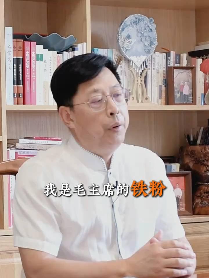 1959年建国十周年，毛主席翻看观礼名单，专门写下黄菊喜的名字，亲自搀扶她登上天安门城楼观礼