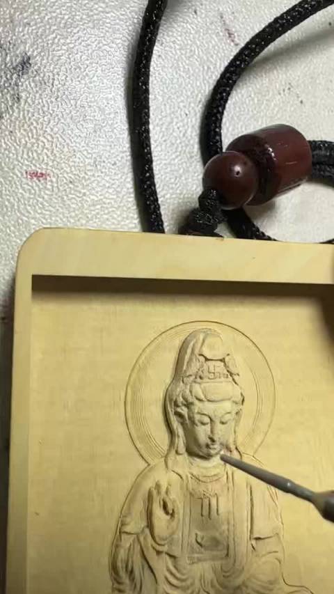 不是在诵经，就是在打坐，或者是在看书，或者是在做雕刻，至于匴命看凤氺，得是跟人打交道，终归是太无趣的