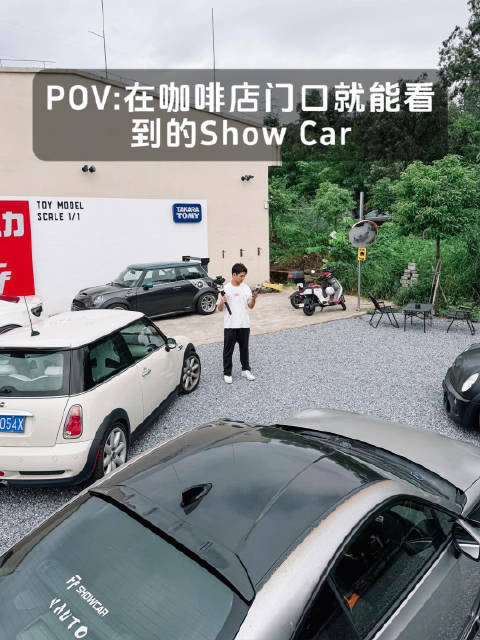 不是来喝咖啡吗 怎么还看上车展了