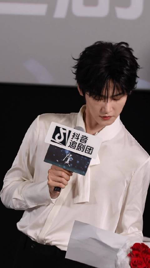 周柯宇 “so these roses is for you”全部暂停，体会周柯宇英文台词