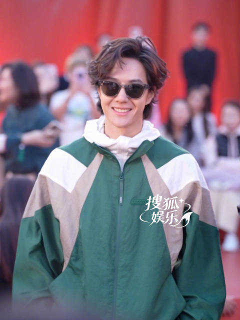 在LACOSTE秀场社交的@王一博·YIBO 笑得好开心啊