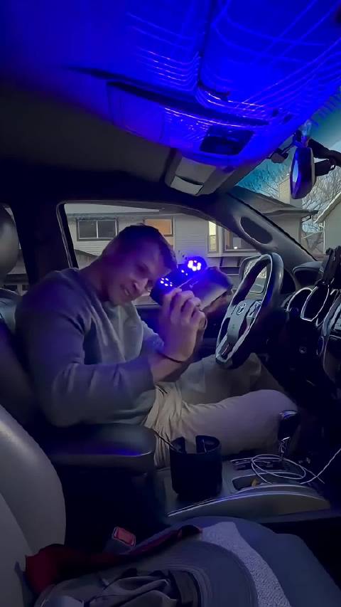 现在新款的坦克300已经在车顶集成了六路开关了。